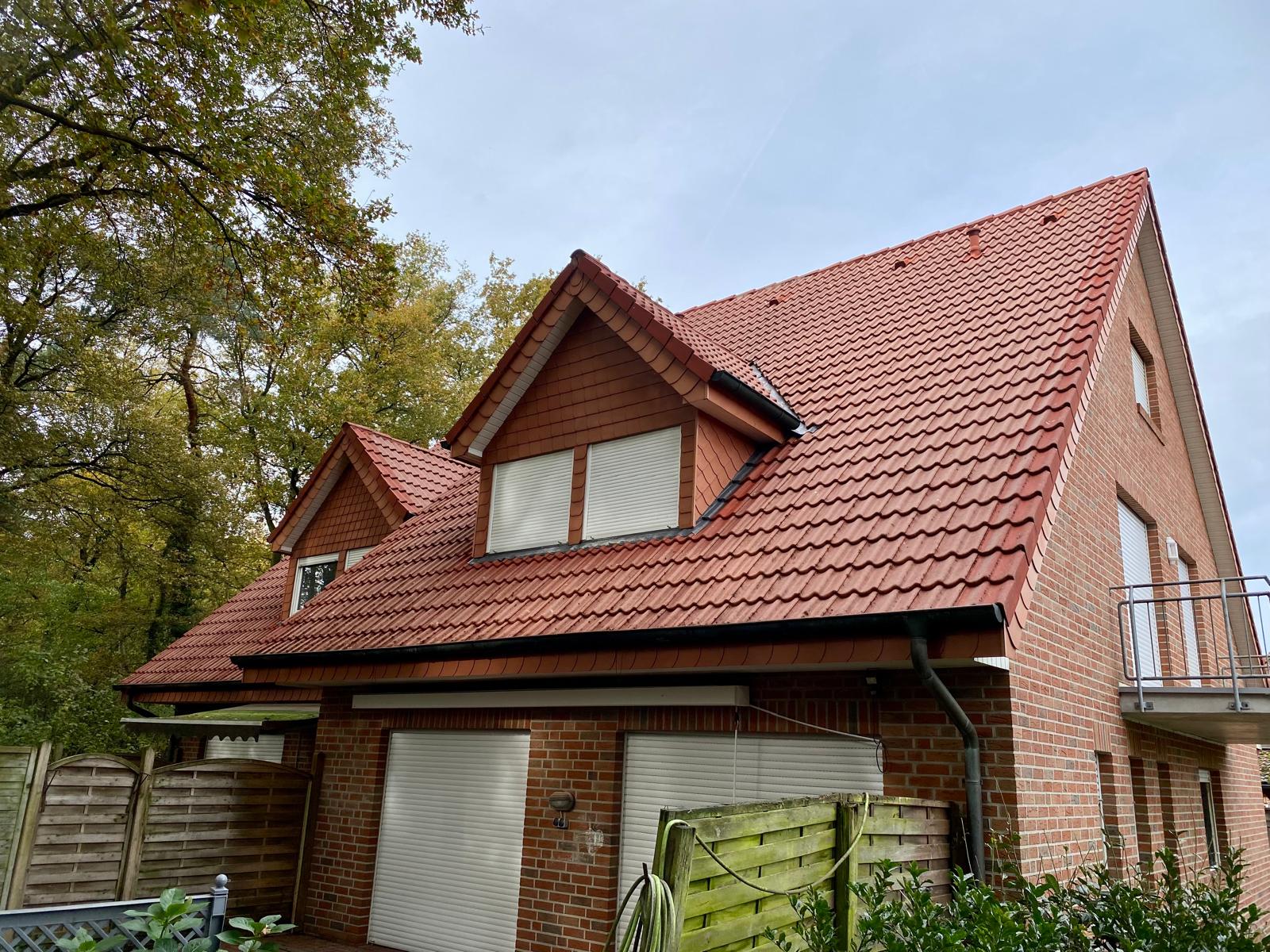 Gereinigtes Dach in Wilsum &ndash; Schutz und neue Optik.